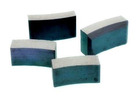 Nam châm thanh Ferrite SrO 6Fe2O3 Ngói màu xám than hoặc hình dạng đoạn hồ quang