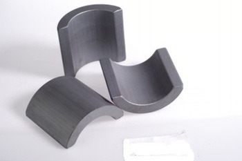 Nam châm vĩnh cửu Ferrite có độ ép cao và chống ăn mòn cho nhiệt độ hoạt động cao