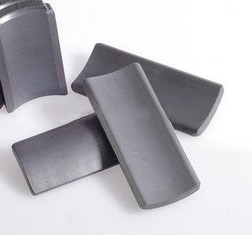 Nam châm Ferrite cứng thiêu kết Màu xám than SrO 6Fe2O3 3.6KJ / M3 BH