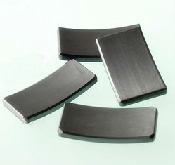 Nam châm phân đoạn Ferrite tiêu chuẩn 4,5g / Cm3 5,1g / Cm3 Nam châm động cơ DC
