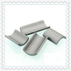 Nam châm phân đoạn OEM Ferrite cho động cơ chỗ ngồi Loại cứng Hình dạng tấm hồ quang