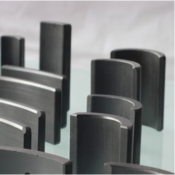Ngói động cơ Nam châm gốm Ferrite ISO TS16949 Hình dạng khối Arc
