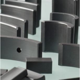Nam châm Ferrite thiêu kết màu xám than củi OEM Cửa sổ Ferrite Nam châm động cơ